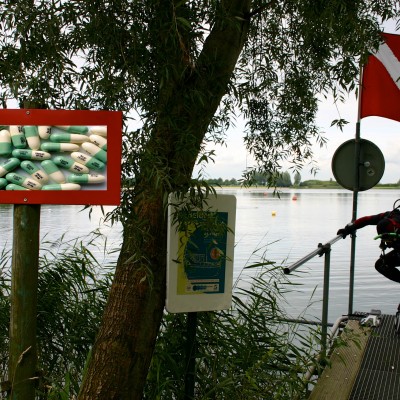 capsules Prozac en een duiker op een steiger