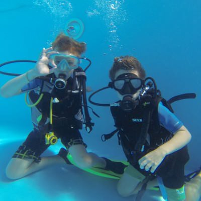 2 jongetjes onderwater met duikuitrusting