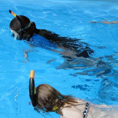 2 kinderen snorkelen in het water